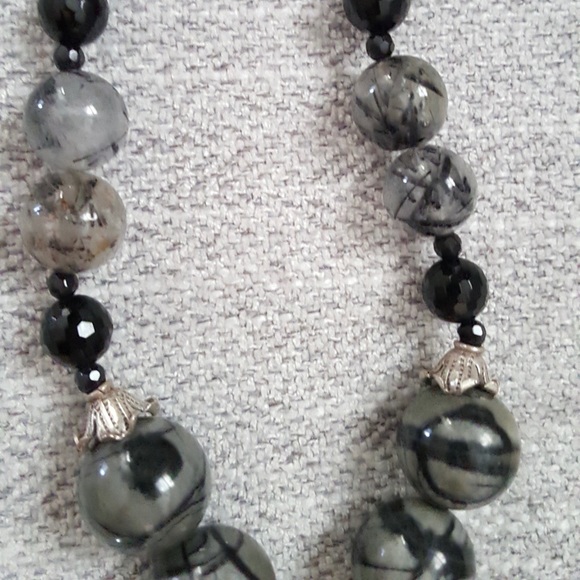 Women’s beaded necklace with Charles Albert pendant - Picture 5 of 10